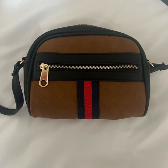 Suede Crossbody or shoulder bag with 2 small inside pockets and one zip front - Picture 4 of 7